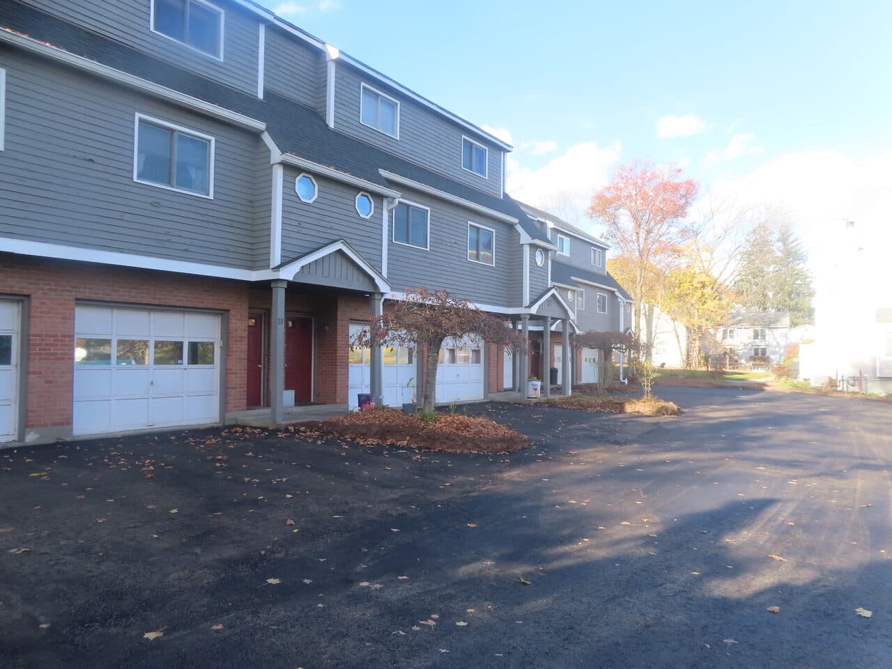 Commercial Parking Lot Paving project in Meriden, CT — townhouse complex finished asphalt lot
