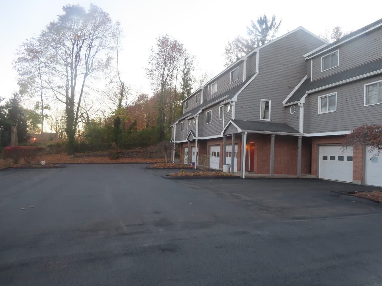 Commercial Parking Lot Paving project in Meriden, CT — finished driveway lot at townhouses